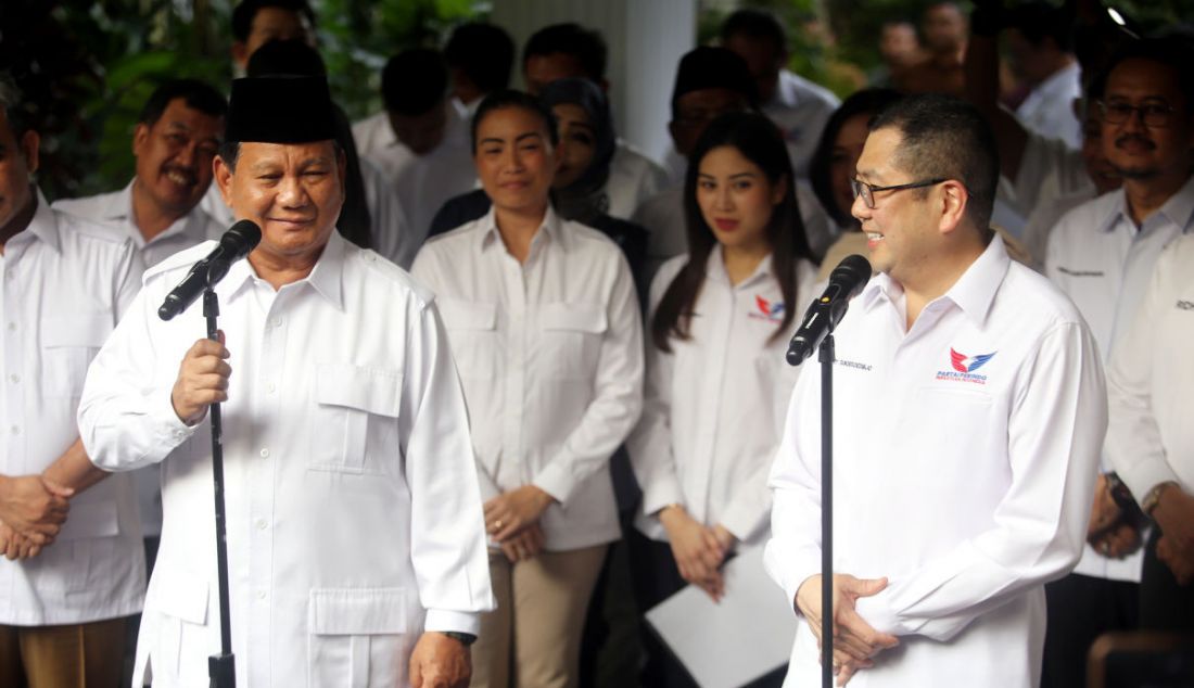 Ketua Umum Partai Gerindra Prabowo Subianto (kiri) bersama Ketua Umum Partai Perindo Hary Tanoesoedibjo memberikan keterangan pers seusai pertemuan tertutup di Jakarta, Rabu (5/4). Pertemuan itu membahas peluang koalisi antara kedua partai menjelang pemilu dan pilpres 2024. - JPNN.com