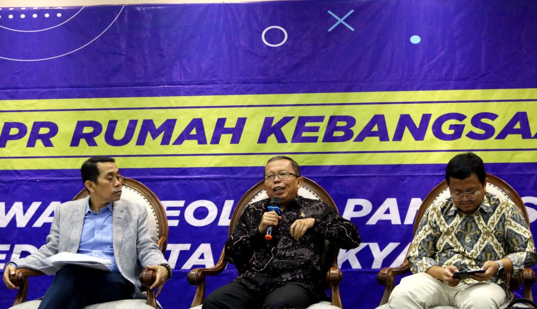 Kiri: Anggota MPR Kamrussamad, Wakil Ketua MPR RI Arsul Sani dan Peneliti Ekonomi Nailul Huda menjadi pembicara pada diskusi Empat Pilar dengan tema Polemik 349 T, Peran Legislator Ungkap Keadilan Sosial Demi Selamatkan Pajak Negara di Gedung MPR/DPR/DPD, Jakarta, Rabu (5/4). - JPNN.com