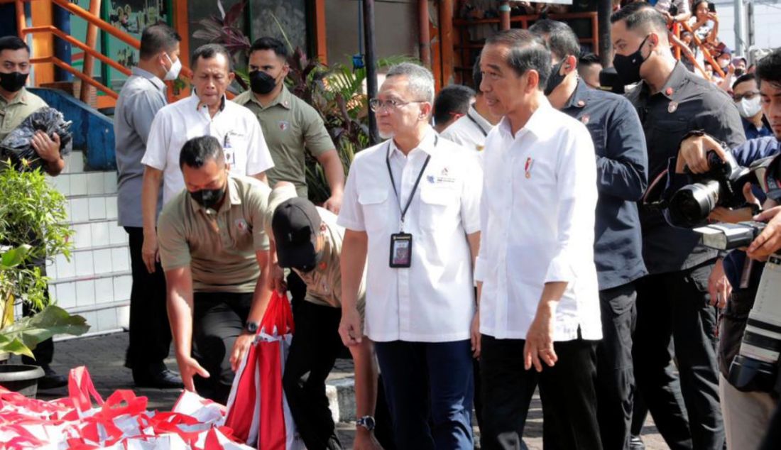 Presiden Joko Widodo (kanan) didampingi Menteri Perdagangan Zulkifli Hasan mengunjungi Pasar Johar Baru, Jakarta Pusat, Rabu (5/4). Presiden Jokowi berkunjung ke pasar di Jakarta untuk mengecek harga dan ketersediaan bahan pokok selama Ramadan sekaligus mendengarkan aspirasi secara langsung dari masyarakat. - JPNN.com