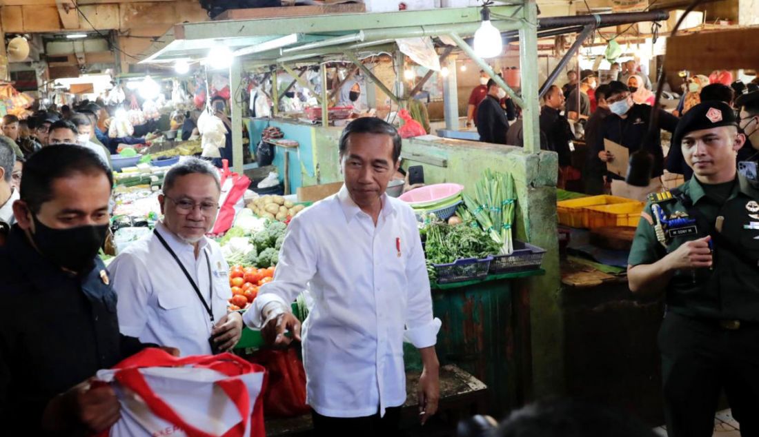 Presiden Joko Widodo (kanan) didampingi Menteri Perdagangan Zulkifli Hasan mengunjungi Pasar Johar Baru, Jakarta Pusat, Rabu (5/4). - JPNN.com