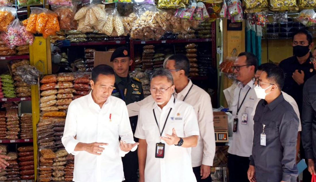 Presiden Joko Widodo (kiri) didampingi Menteri Perdagangan Zulkifli Hasan mengunjungi Pasar Johar Baru, Jakarta Pusat, Rabu (5/4). Presiden Jokowi berkunjung ke pasar di Jakarta untuk mengecek harga dan ketersediaan bahan pokok selama Ramadan sekaligus mendengarkan aspirasi secara langsung dari masyarakat. - JPNN.com