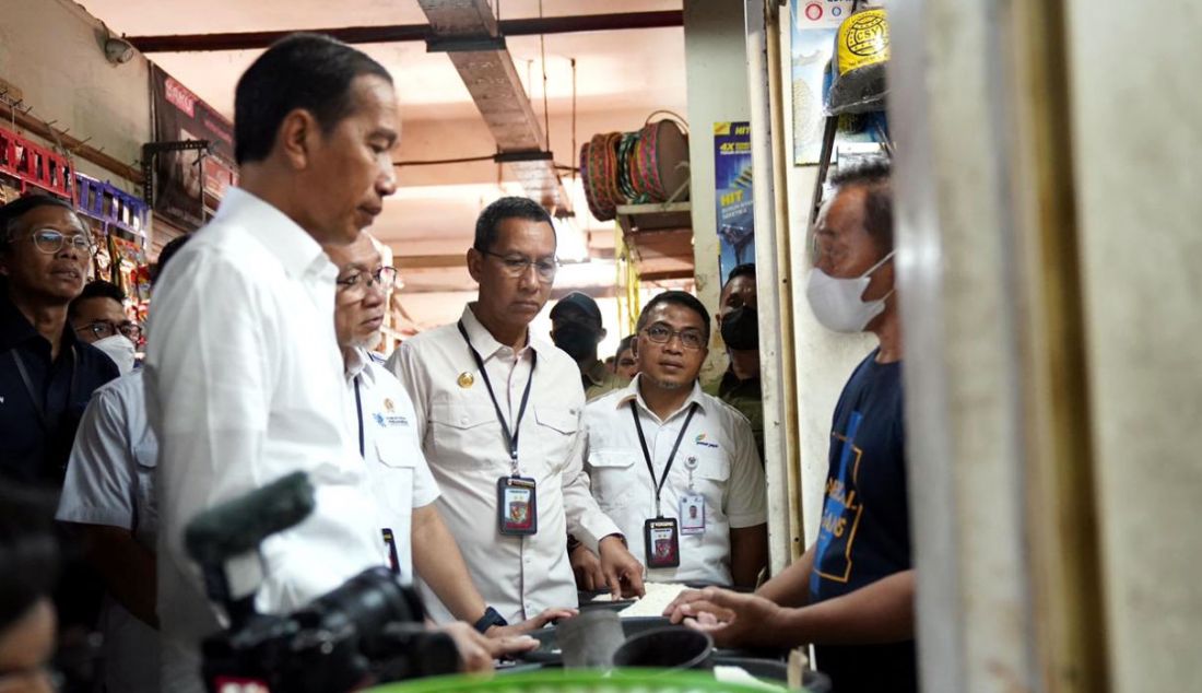 Presiden Joko Widodo (kiri) didampingi Menteri Perdagangan Zulkifli Hasan (tengah) dan Pj Gubernur DKI Jakarta Heru Budi Hartono (kanan) berdialog dengan pedagang di Pasar Johar Baru, Jakarta Pusat, Rabu (5/4). - JPNN.com