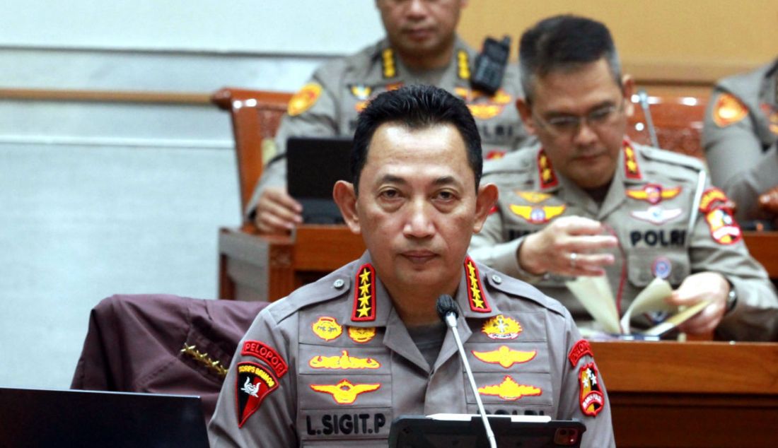 Kapolri Jenderal Listyo Sigit Prabowo mengikuti rapat kerja dengan Komisi III DPR di Kompleks Parlemen, Senayan, Jakarta, Rabu (12/4). Raker tersebut membahas evaluasi kinerja dan capaian Polri tahun 2022, serta membahas rencana kerja program prioritas dan strategi 2023. - JPNN.com