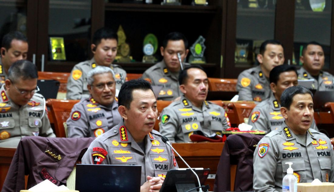 Kapolri Jenderal Listyo Sigit Prabowo mengikuti rapat kerja dengan Komisi III DPR di Kompleks Parlemen, Senayan, Jakarta, Rabu (12/4). Raker tersebut membahas evaluasi kinerja dan capaian Polri tahun 2022, serta membahas rencana kerja program prioritas dan strategi 2023. - JPNN.com