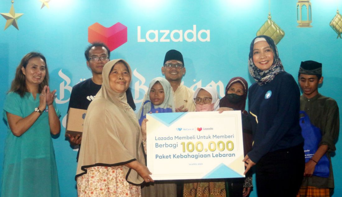 Chief Marketing Officer Lazada Indonesia Intan Ayu kartika (kanan) memberikan bantuan secara simbolis kepada Yayasan Fathul Khair disaksikan dari kiri Vice President Marketing Branding Lazada Indonesia Irene inonu, Direktur WeCare.id Gigih Septianto dan Wakil Wali Kota Depok Imam Budi Hartono saat Lazada Berbagi Paket Kebahagiaan Lebaran Bersama WeCare.id di Yayasan Fathul Khair, Cimanggis, Depok, Jawa Barat, Jumat (14/4). Lazada Indonesia menghadirkan program 