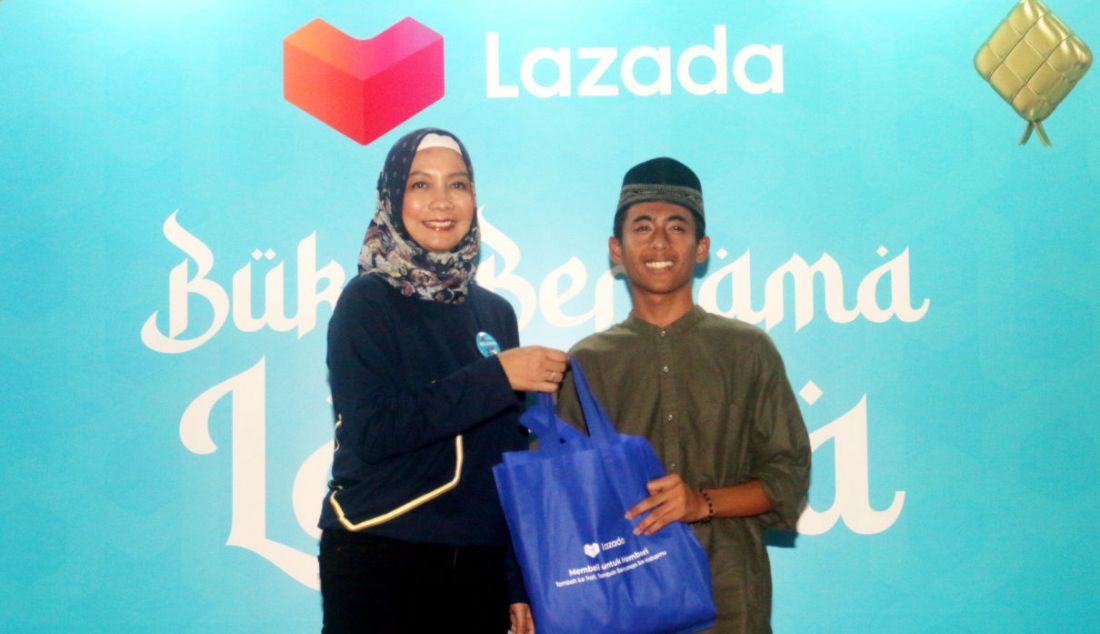 Chief Marketing Officer Lazada Indonesia Intan Ayu kartika memberikan bantuan pada acara Lazada Berbagi Paket Kebahagiaan Lebaran Bersama WeCare.id di Yayasan Fathul Khair, Cimanggis, Depok, Jawa Barat, Jumat (14/4). - JPNN.com