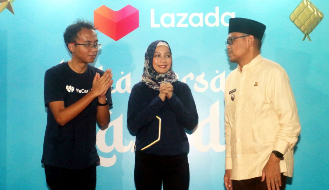 Chief Marketing Officer Lazada Indonesia Intan Ayu kartika (tengah), Direktur WeCare.id Gigih Septianto (kiri) dan Wakil Wali Kota Depok Imam Budi Hartono (kanan) berbincang pada acara Lazada Berbagi Paket Kebahagiaan Lebaran Bersama WeCare.id di Yayasan Fathul Khair, Cimanggis, Depok, Jawa Barat, Jumat (14/4). - JPNN.com