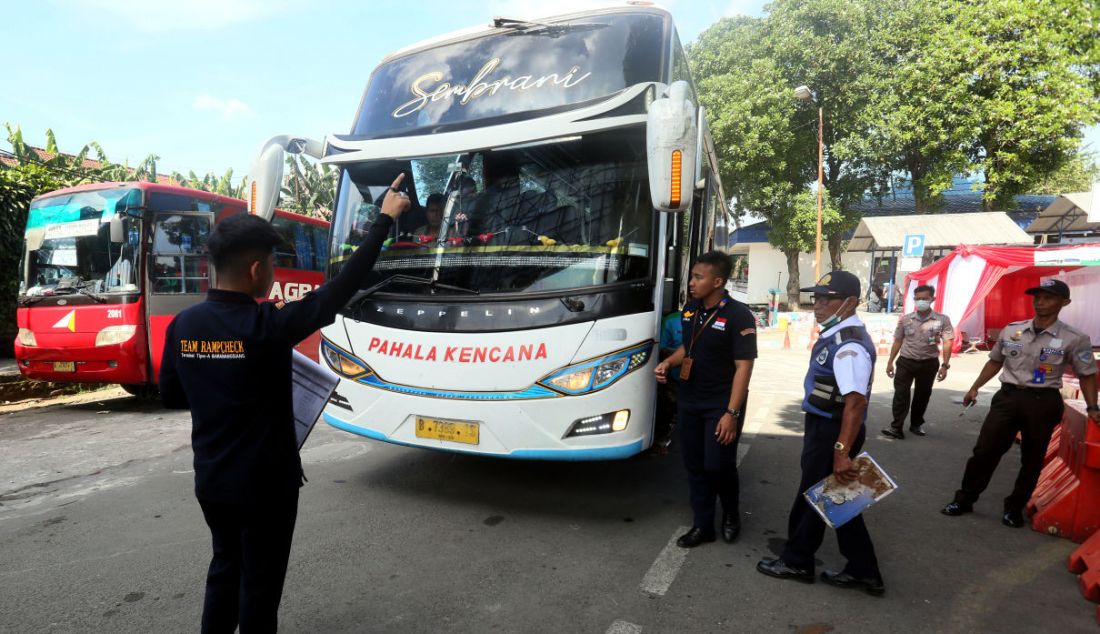 Petugas Badan Pengelola Transportasi Jabodetabek (BPTJ) Kemenhub melakukan pengecekan uji kelayakan kendaraan (ramp check) bus di Terminal Tipe A Baranangsiang, Kota Bogor, Jawa Barat, Senin (17/4). Petugas makin intensif melakukan ramp check ke sejumlah bus antarkota antarprovinsi (AKAP) untuk mengantisipasi dan mencegah terjadinya kecelakaan khususnya pada angkutan umum mudik Lebaran. - JPNN.com