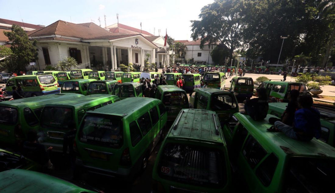 Ratusan sopir angkot melakukan aksi unjuk rasa di pelataran Plaza Balai Kota Bogor, Jalan Ir H Juanda, Senin (17/4). Aksi pengemudi angkot se-Kota Bogor ini terkait operasional BisKita yang masih belum memberlakukan tarif. - JPNN.com