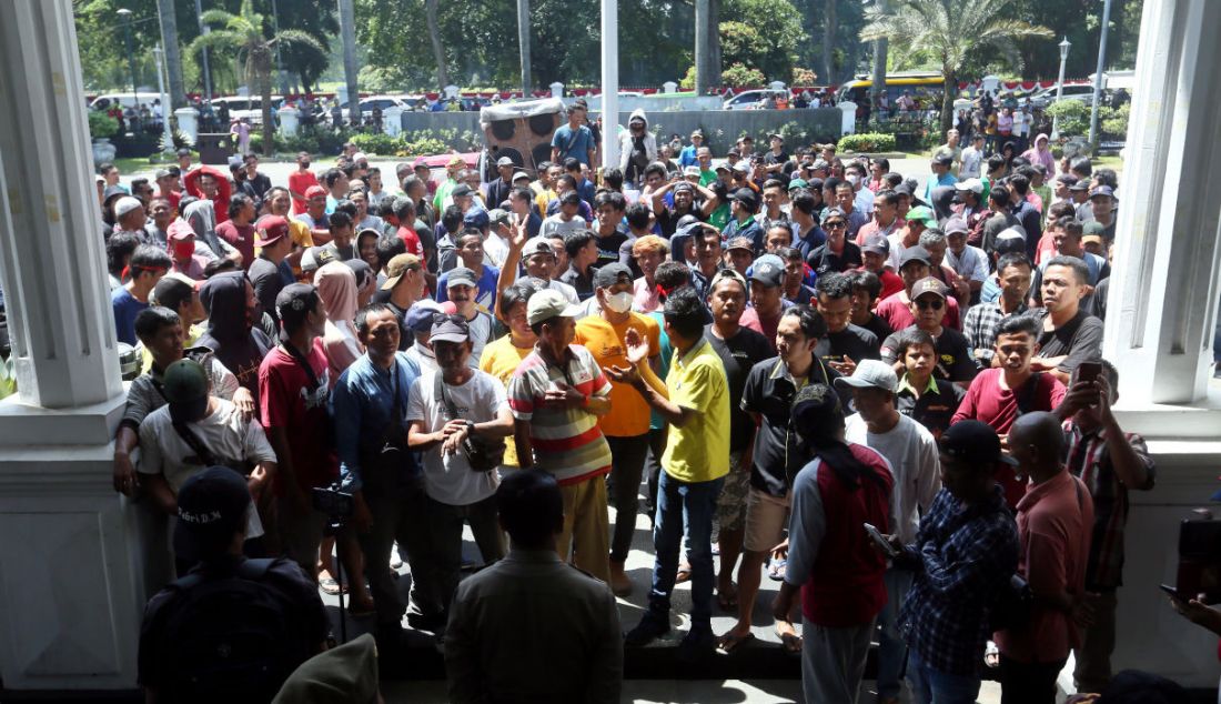 Ratusan sopir angkot melakukan aksi unjuk rasa di pelataran Plaza Balai Kota Bogor, Jalan Ir H Juanda, Senin (17/4). Aksi pengemudi angkot se-Kota Bogor ini terkait operasional BisKita yang masih belum memberlakukan tarif. - JPNN.com