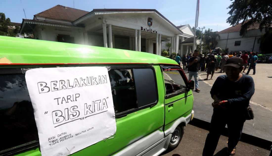 Ratusan sopir angkot melakukan aksi unjuk rasa di pelataran Plaza Balai Kota Bogor, Jalan Ir H Juanda, Senin (17/4). Aksi pengemudi angkot se-Kota Bogor ini terkait operasional BisKita yang masih belum memberlakukan tarif. - JPNN.com