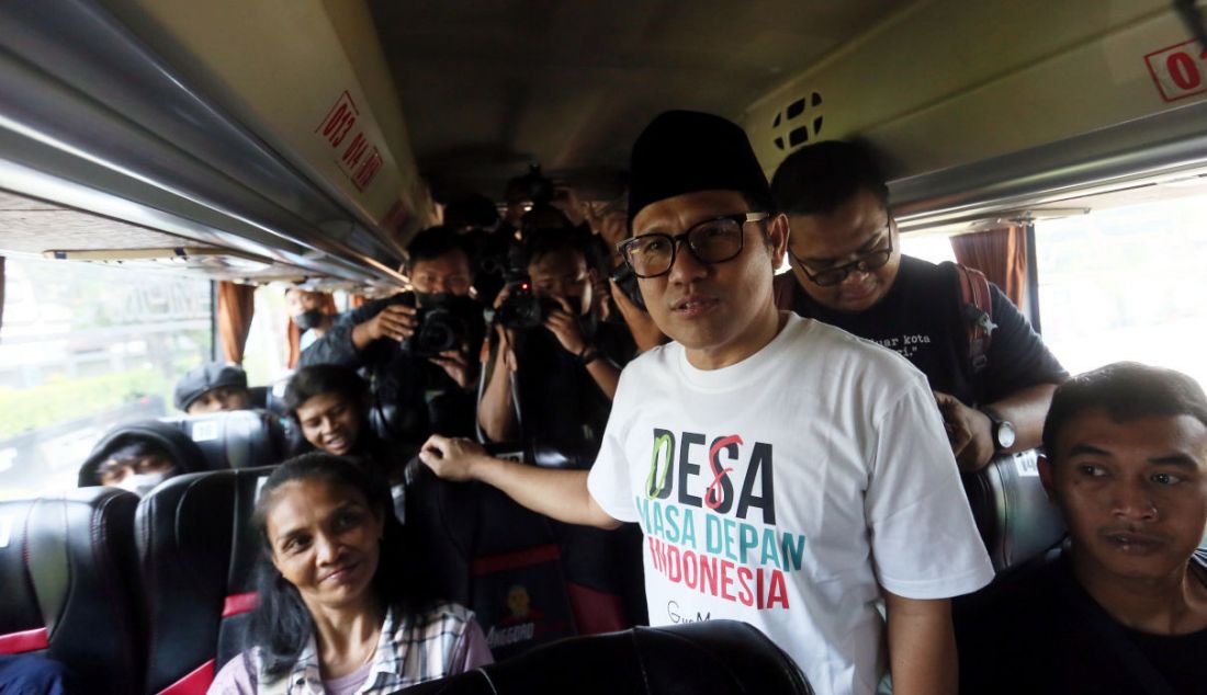 Ketua Umum PKB Muhaimin Iskandar melepas peserta mudik bersama di Jakarta, Selasa (18/4). PKB memberangkatkan sekitar 2.000 pemudik secara gratis dengan rute Jakarta-Surabaya. - JPNN.com