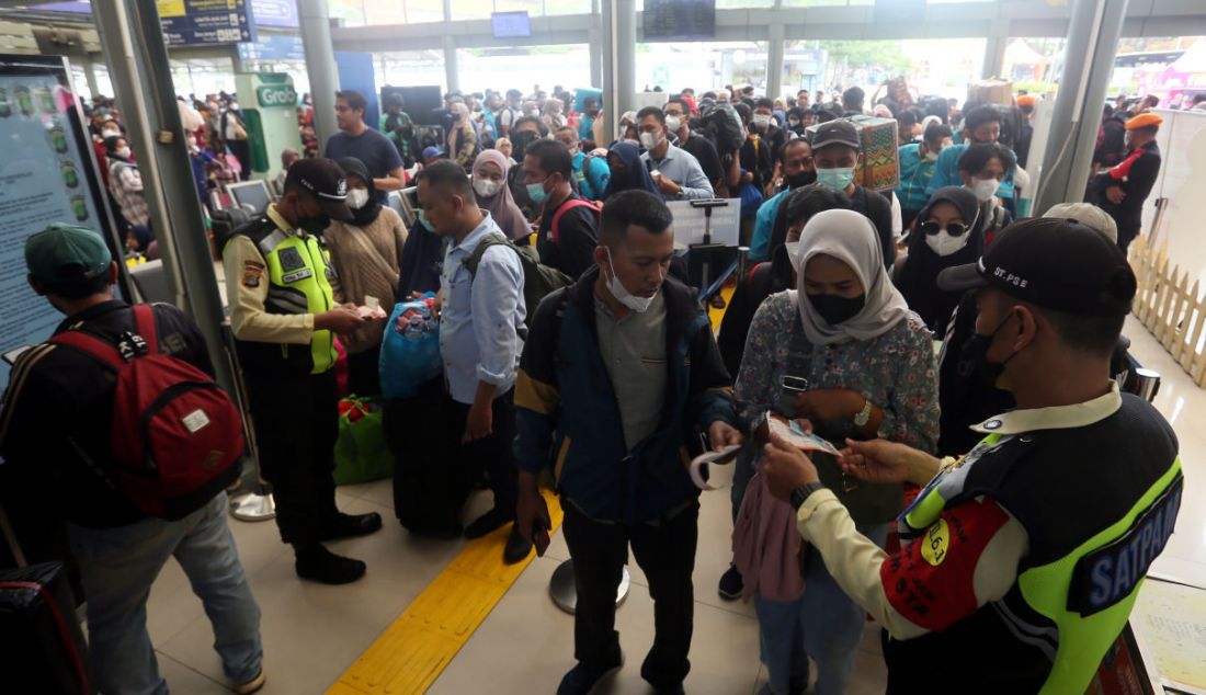 Sejumlah pemudik saat beada di Stasiun Pasar Senen, Jakarta, Selasa (18/4). Stasiun Pasar Senen pada hari ini memberangkatkan sekitar 23.700 penumpang berangkat dengan layanan 32 kereta api yang beroperasi. - JPNN.com