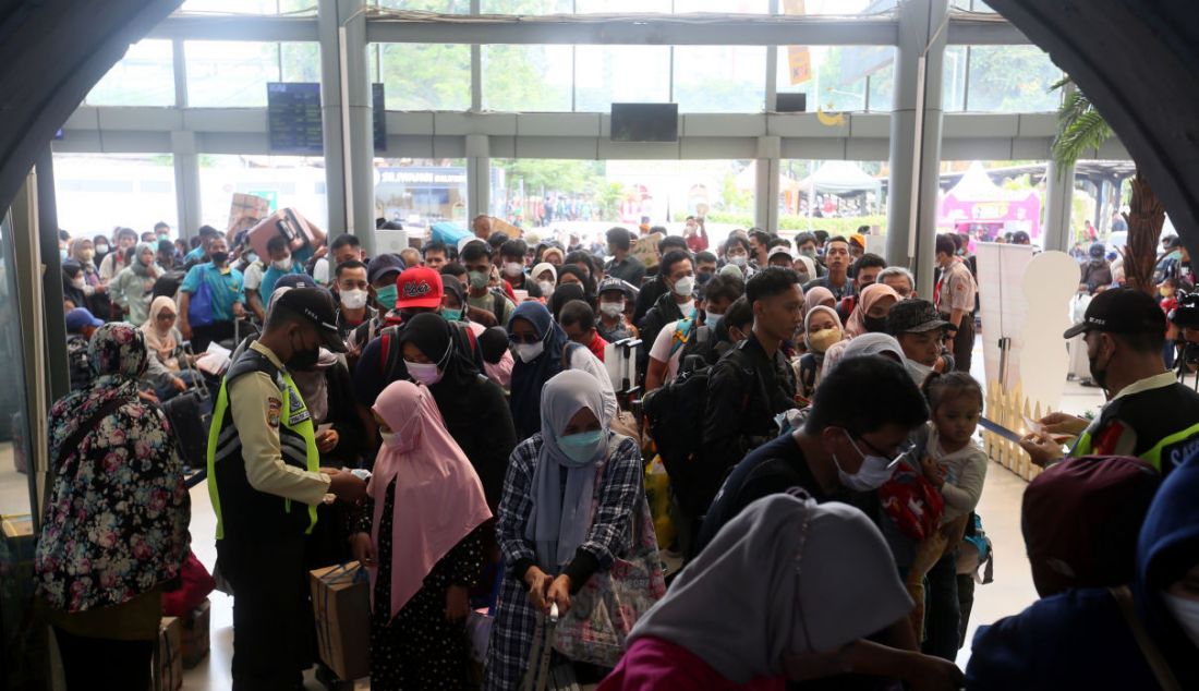 Sejumlah pemudik saat beada di Stasiun Pasar Senen, Jakarta, Selasa (18/4). Stasiun Pasar Senen pada hari ini memberangkatkan sekitar 23.700 penumpang berangkat dengan layanan 32 kereta api yang beroperasi. - JPNN.com