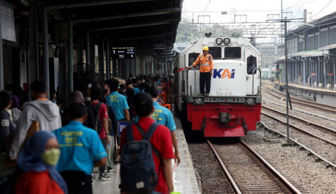 Sejumlah pemudik saat menaiki kereta api di Stasiun Pasar Senen, Jakarta, Selasa (18/4). Stasiun Pasar Senen pada hari ini memberangkatkan sekitar 23.700 penumpang berangkat dengan layanan 32 kereta api yang beroperasi. - JPNN.com