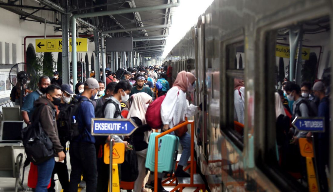 Sejumlah pemudik saat menaiki kereta api di Stasiun Pasar Senen, Jakarta, Selasa (18/4). Stasiun Pasar Senen pada hari ini memberangkatkan sekitar 23.700 penumpang berangkat dengan layanan 32 kereta api yang beroperasi. - JPNN.com