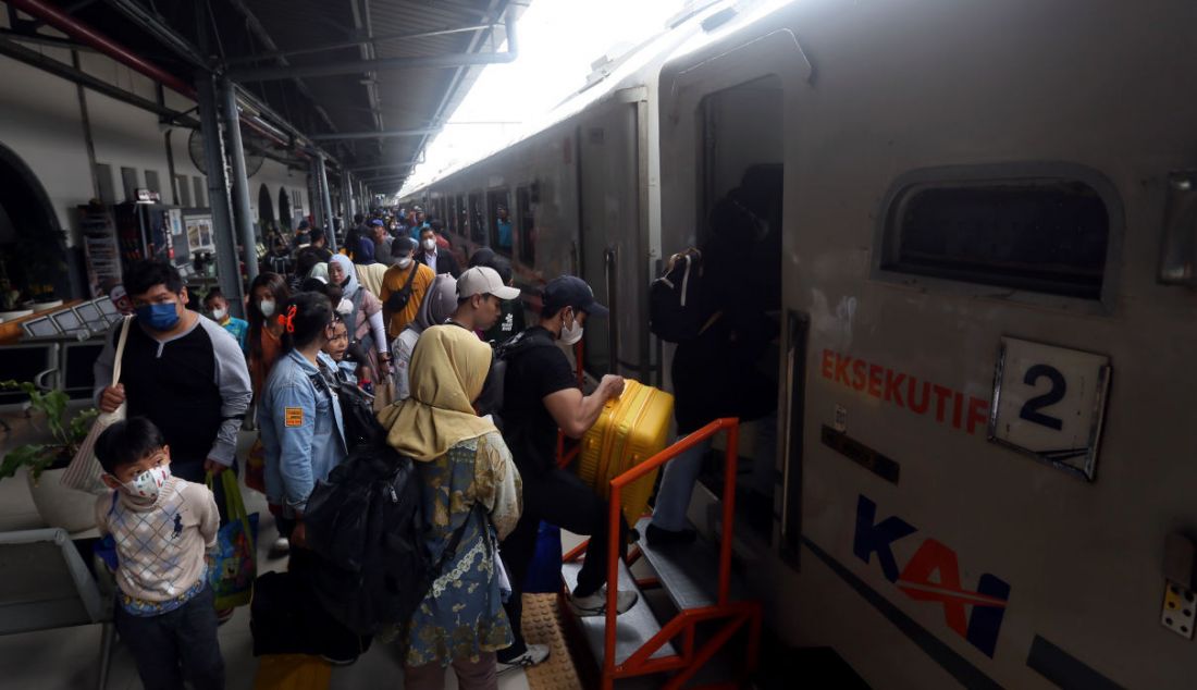 Sejumlah pemudik saat menaiki kereta api di Stasiun Pasar Senen, Jakarta, Selasa (18/4). Stasiun Pasar Senen pada hari ini memberangkatkan sekitar 23.700 penumpang berangkat dengan layanan 32 kereta api yang beroperasi. - JPNN.com