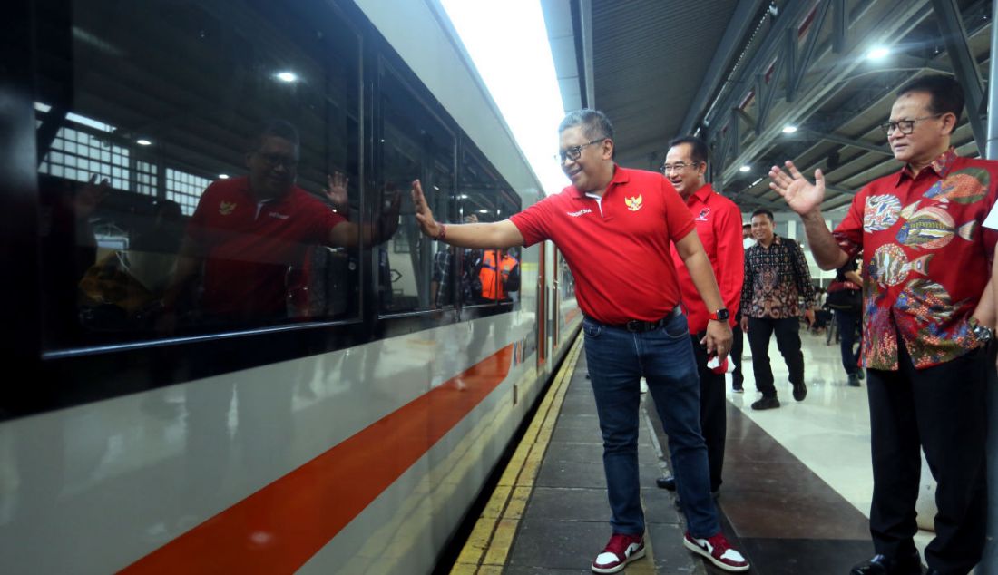 Sekjen PDI Perjuangan Hasto Kristiyanto melepas para pemudik yang menggunakan kereta api Jayakarta jurusan Jakarta-Semarang-Surabaya di Stasiun Senen, Jakarta, Selasa (18/4). Ratusan penumpang yang akan mudik lebaran ini difasilitasi oleh PDI Perjuangan dengan total sembilan gerbong. - JPNN.com