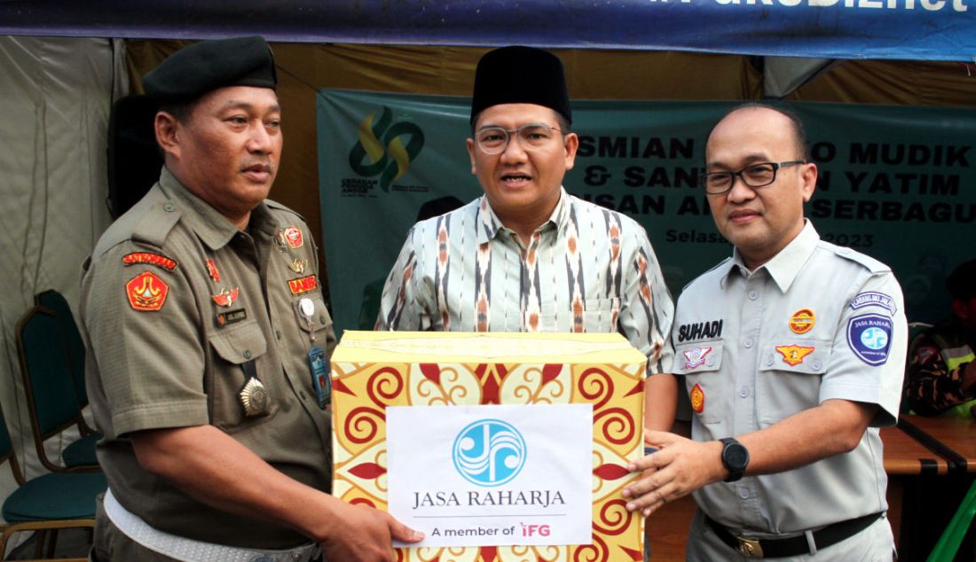 Direktur Hubungan Kelembagaan PT Jasa Raharja Munadi Herlambang (tengah) menyerahkan bantuan paket sembako kepada 603 posko mudik Banser yang berada di berbagai titik yang tersebar di Pulau Jawa, Sulawesi, hingga Sumatera. Bantuan diterima langsung oleh Ketua Umum GP Ansor Yaqut Cholil Qoumas saat acara Peresmian Posko Mudik 2023 Barisan Ansor Serbaguna (Banser) di Sekretariat Pimpinan Pusat (PP) GP Ansor, Jakarta, Selasa (18/4). - JPNN.com