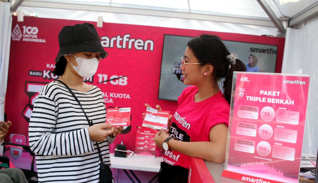 Karyawan saat melayani pemudik di Pos Mudik Smartfren di Stasiun Pasar Senen, Jakarta, Selasa (18/4). Menyambut momen mudik Lebaran tahun ini, Smartfren menyediakan sejumlah posko mudik untuk memudahkan pelanggan beristirahat, serta mengisi ulang paket data. Posko mudik tersebut tersedia di Terminal Kalideres, Terminal Kp. Rambutan, Terminal Pulo Gebang, dan Stasiun Senen. - JPNN.com