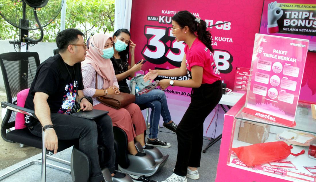 Pemudik menikmati fasilitas yang disediakan di Pos Mudik Smartfren di Stasiun Pasar Senen, Jakarta, Selasa (18/4). Menyambut momen mudik Lebaran tahun ini, Smartfren menyediakan sejumlah posko mudik untuk memudahkan pelanggan beristirahat, serta mengisi ulang paket data. Posko mudik tersebut tersedia di Terminal Kalideres, Terminal Kp. Rambutan, Terminal Pulo Gebang, dan Stasiun Senen. - JPNN.com