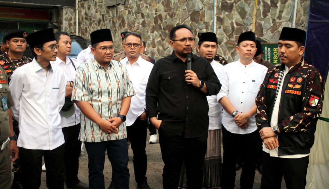 Yaqut Cholil Qoumas bersama Direktur Hubungan Kelembagaan PT Jasa Raharja Munadi Herlambang usai menyerahkan bantuan paket sembako kepada 603 posko mudik Banser yang berada di berbagai titik yang tersebar di Pulau Jawa, Sulawesi, hingga Sumatera. Bantuan diterima langsung oleh Ketua Umum GP Ansor Yaqut Cholil Qoumas saat acara Peresmian Posko Mudik 2023 Barisan Ansor Serbaguna (Banser) di Sekretariat Pimpinan Pusat (PP) GP Ansor, Jakarta, Selasa (18/4). - JPNN.com