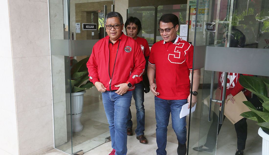 Sekretaris Jenderal DPP PDIP Hasto Kristiyanto bersama Ketua DPP PDIP Ahmad Basarah dan Anggota DPR Adian Napitupulu saat pengumuman pembentukan tim koordinator sukarelawan pemenangan Ganjar Pranowo di DPP PDIP, Jakarta, Kamis (27/4). Ketua Tim Koordinator Sukarelawan Pemenangan Ganjar 2024 Ahmad Basarah, Wakil Ketua Adian Napitupulu, Sekretaris Deddy Yevri Sitorus, dan Wakil Sekretaris Riezky Aprilia. - JPNN.com