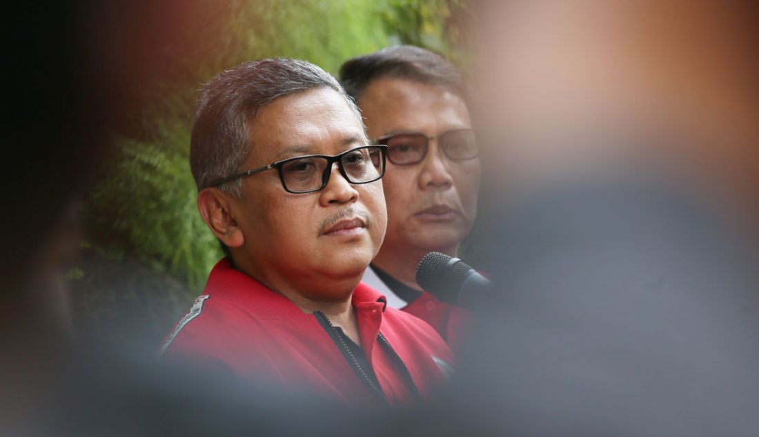 Sekretaris Jenderal DPP PDIP Hasto Kristiyanto saat pengumuman pembentukan tim koordinator sukarelawan pemenangan Ganjar Pranowo di DPP PDIP, Jakarta, Kamis (27/4). Ketua Tim Koordinator Sukarelawan Pemenangan Ganjar 2024 Ahmad Basarah, Wakil Ketua Adian Napitupulu, Sekretaris Deddy Yevri Sitorus, dan Wakil Sekretaris Riezky Aprilia. - JPNN.com