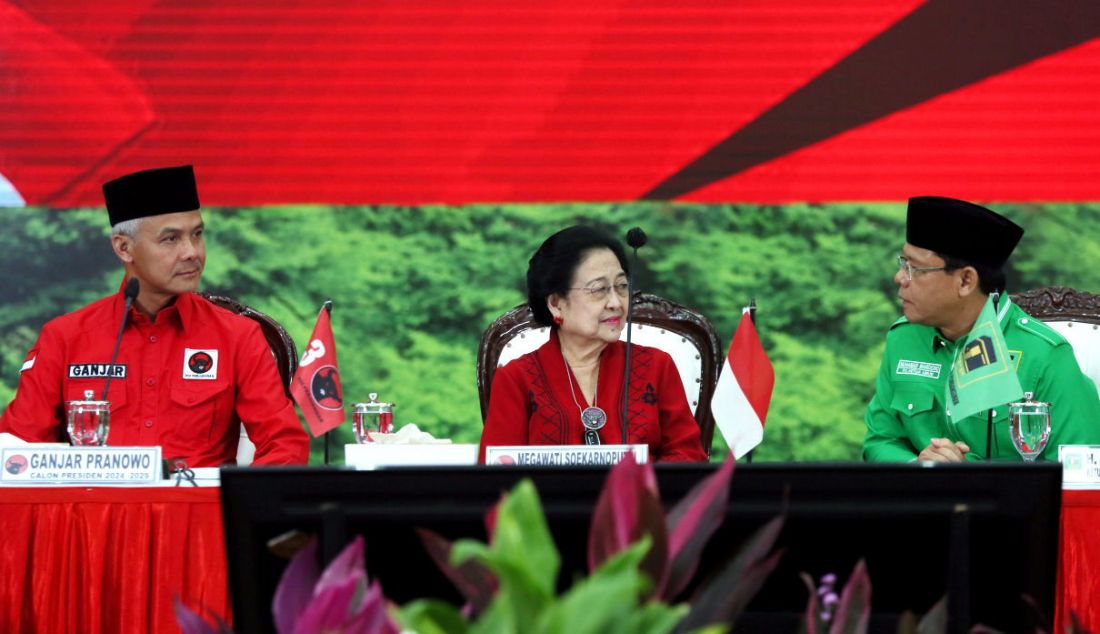 Capres dari PDIP Ganjar Pranowo, Ketua Umum PDIP Megawati Soekarnoputri dan Plt Ketua Umum PPP Muhamad Mardiono melakukan pertemuan di Kantor DPP PDIP, Jakarta, Minggu (30/4). Pertemuan tersebut untuk membahas dukungan terhadap Ganjar Pranowo sebagai calon presiden. - JPNN.com