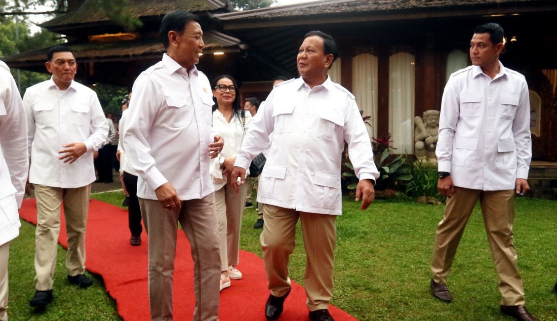 Ketua Umum Prabowo Subianto beserta jajaran DPP Partai Gerindra menerima kunjungan Ketua Dewan Pertimbangan Presiden Republik Indonesia, Jenderal TNI (Purn) Wiranto di Padepokan Garuda Yaksa Hambalang, Kabupaten Bogor, Jawa Barat, Senin (1/5). Kedatangan Wiranto dalam rangka menjalin silaturahmi. - JPNN.com