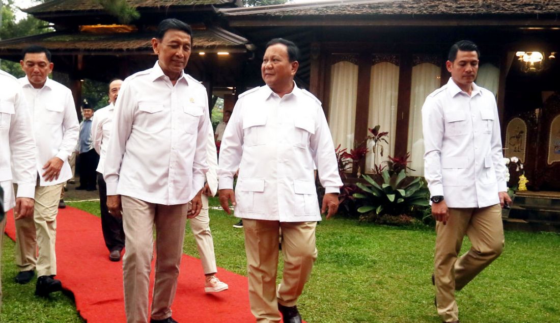 Ketua Umum Prabowo Subianto beserta jajaran DPP Partai Gerindra menerima kunjungan Ketua Dewan Pertimbangan Presiden Republik Indonesia, Jenderal TNI (Purn) Wiranto di Padepokan Garuda Yaksa Hambalang, Kabupaten Bogor, Jawa Barat, Senin (1/5). Kedatangan Wiranto dalam rangka menjalin silaturahmi. - JPNN.com