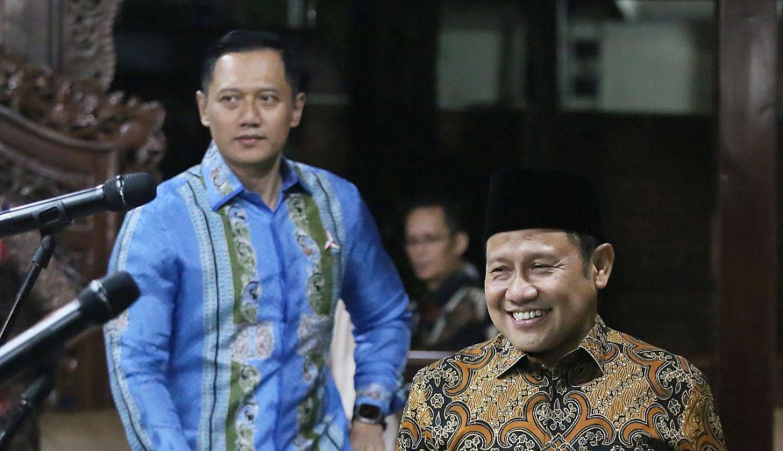 Ketua Umum Partai Demokrat Agus Harimurti Yudhoyono (AHY) dan Ketua Umum PKB Muhaimin Iskandar memberikan keterangan pers seusai melakukan pertemuan di Puri Cikeas, Bogor, Rabu (3/5). Pertemuan tersebut untuk silaturahmi dan membahas isu-isu kebangsaan saat ini. - JPNN.com