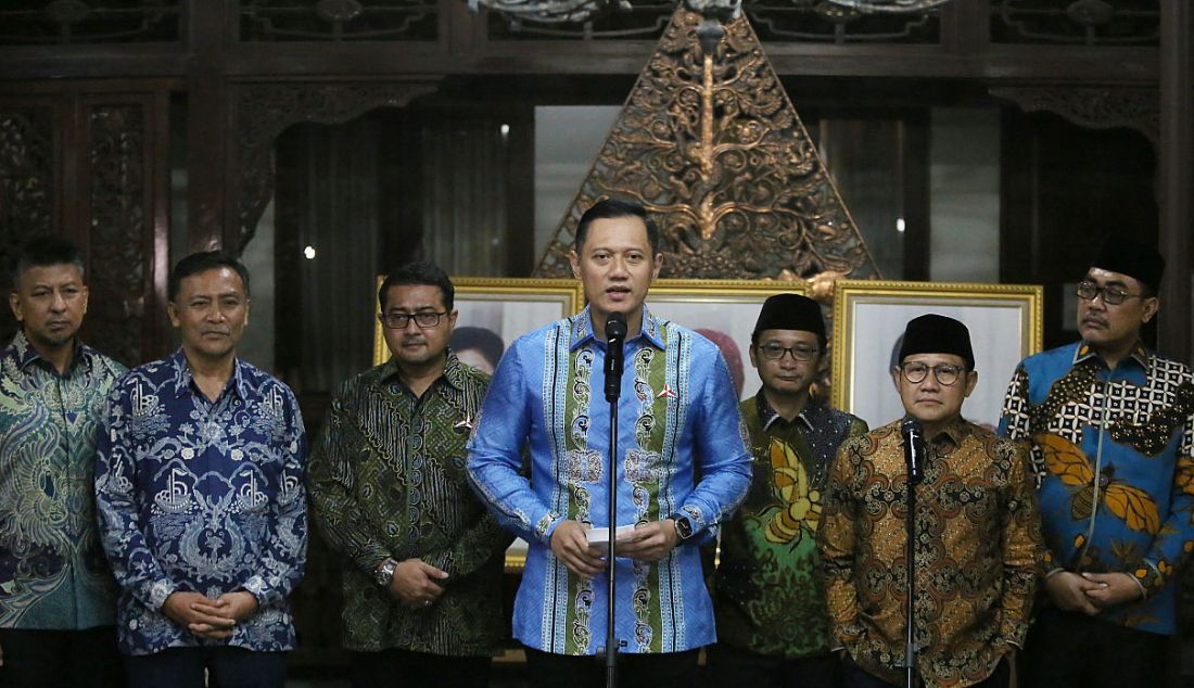 Ketua Umum Partai Demokrat Agus Harimurti Yudhoyono (AHY) dan Ketua Umum PKB Muhaimin Iskandar memberikan keterangan pers seusai melakukan pertemuan di Puri Cikeas, Bogor, Rabu (3/5). Pertemuan tersebut untuk silaturahmi dan membahas isu-isu kebangsaan saat ini. - JPNN.com