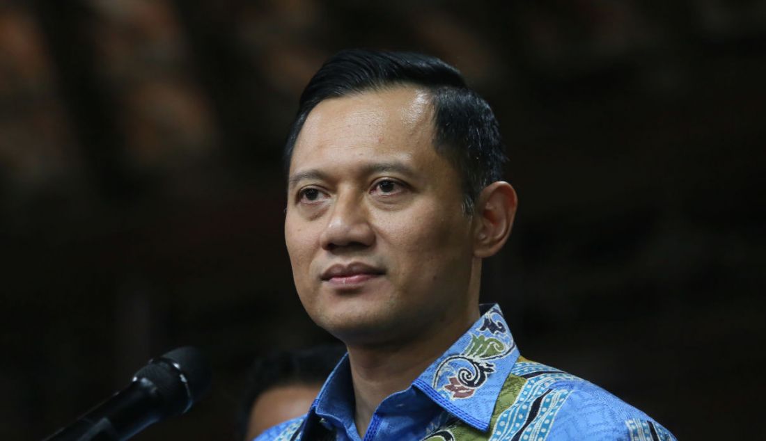 Ketua Umum Partai Demokrat Agus Harimurti Yudhoyono (AHY) memberikan keterangan pers seusai melakukan pertemuan dengan Ketua Umum PKB Muhaimin Iskandar di Puri Cikeas, Bogor, Rabu (3/5). Pertemuan tersebut untuk silaturahmi dan membahas isu-isu kebangsaan saat ini. - JPNN.com