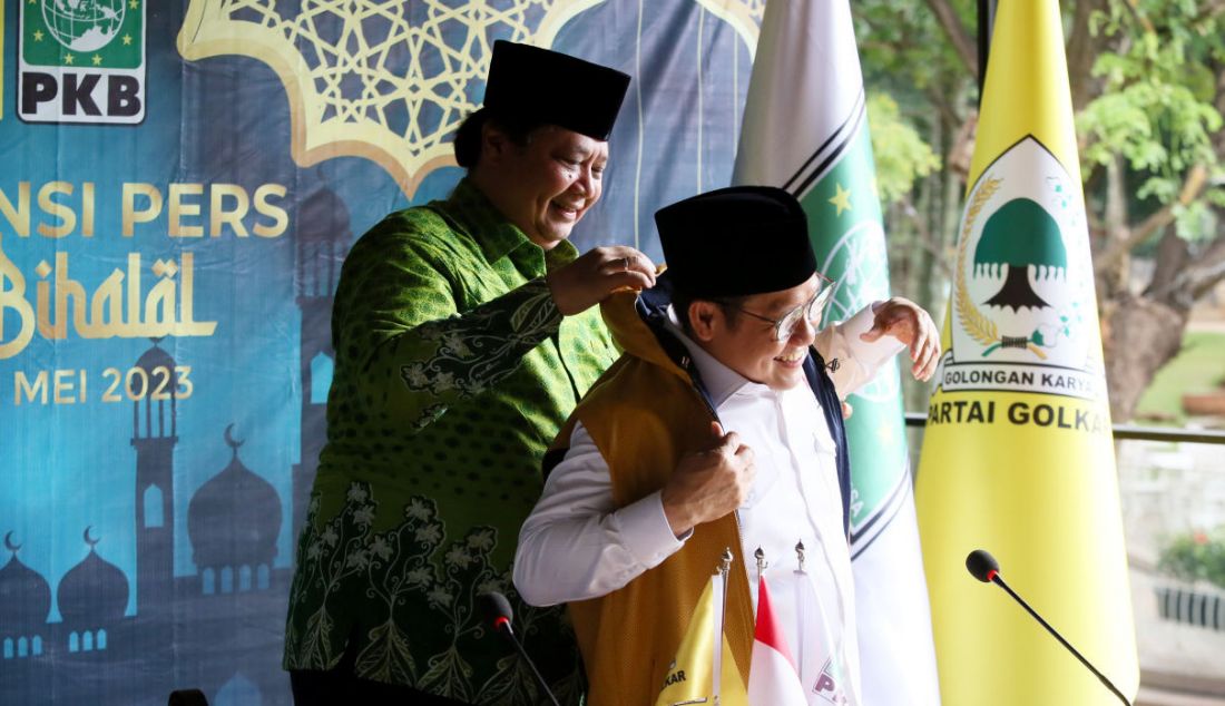 Ketua Umum PKB Muhaimin Iskandar dan Ketua Umum Golkar Airlangga Hartarto saat melakukan pertemuan di Senayan, Jakarta, Rabu (3/5). Pertemuan ini merupakan halalbihalal sekaligus tukar pikiran terkait isu politik saat ini. - JPNN.com