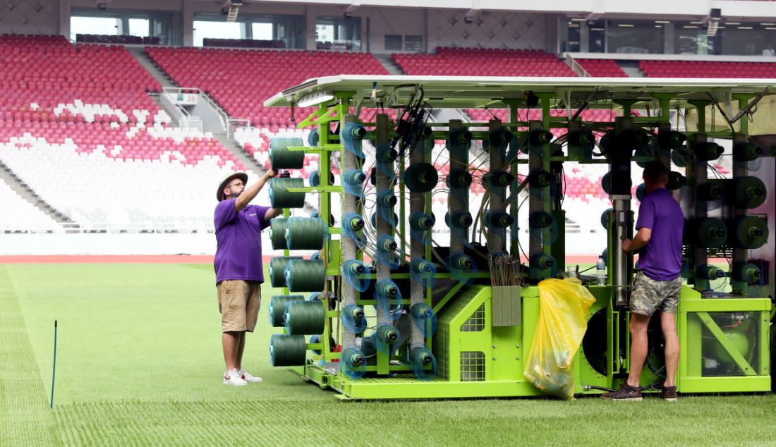 Petugas saat melakukan perawatan rumput Stadion Utama Gelora Bung Karno, Jakarta, Senin (8/5). - JPNN.com