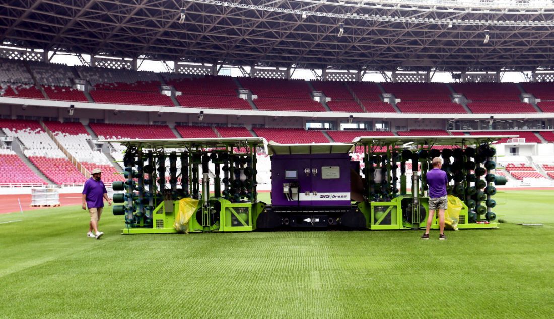 Petugas saat melakukan perawatan rumput Stadion Utama Gelora Bung Karno, Jakarta, Senin (8/5). - JPNN.com