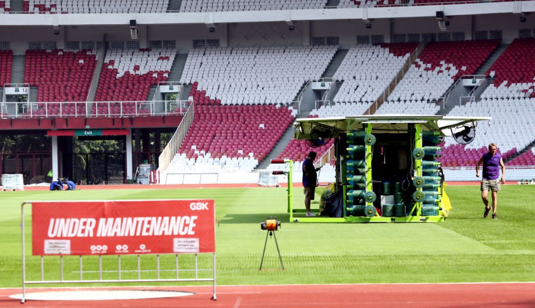 Petugas saat melakukan perawatan rumput Stadion Utama Gelora Bung Karno, Jakarta, Senin (8/5). - JPNN.com