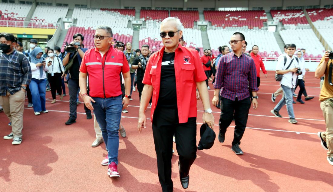 Sekjen PDIP Hasto Kristiyanto bersama anggota DPR Fraksi PDIP Arya Bima saat meninjau Stadion Utama Gelora Bung Karno, Senayan, Jakarta, Senin (8/5). Peninjauan stadion GBK ini untuk persiapan puncak peringatan Bulan Bung Karno yang akan dilaksanakan pada 24 Juni 2023. - JPNN.com