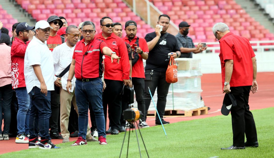 Sekjen PDIP Hasto Kristiyanto bersama anggota DPR Fraksi PDIP Arya Bima saat meninjau Stadion Utama Gelora Bung Karno, Senayan, Jakarta, Senin (8/5). Peninjauan stadion GBK ini untuk persiapan puncak peringatan Bulan Bung Karno yang akan dilaksanakan pada 24 Juni 2023. - JPNN.com