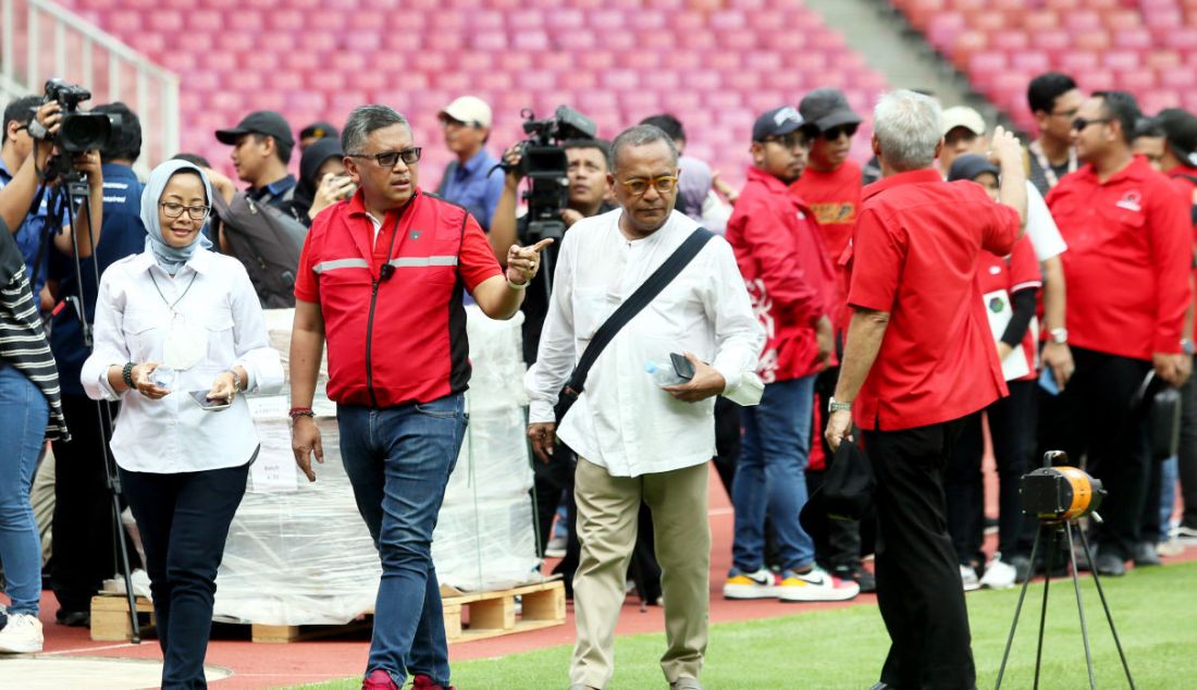 Sekjen PDIP Hasto Kristiyanto bersama anggota DPR Fraksi PDIP Arya Bima saat meninjau Stadion Utama Gelora Bung Karno, Senayan, Jakarta, Senin (8/5). Peninjauan stadion GBK ini untuk persiapan puncak peringatan Bulan Bung Karno yang akan dilaksanakan pada 24 Juni 2023. - JPNN.com