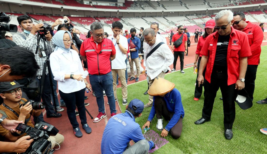 Sekjen PDIP Hasto Kristiyanto bersama anggota DPR Fraksi PDIP Arya Bima saat meninjau Stadion Utama Gelora Bung Karno, Senayan, Jakarta, Senin (8/5). Peninjauan stadion GBK ini untuk persiapan puncak peringatan Bulan Bung Karno yang akan dilaksanakan pada 24 Juni 2023. - JPNN.com