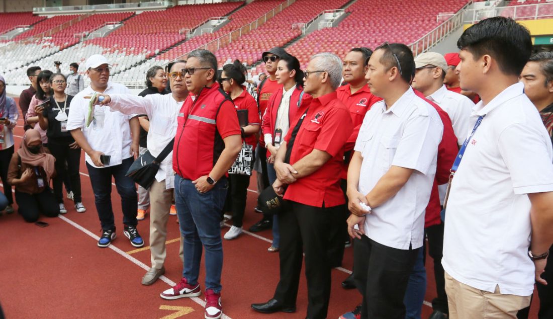 Sekjen PDIP Hasto Kristiyanto bersama anggota DPR Fraksi PDIP Arya Bima saat meninjau Stadion Utama Gelora Bung Karno, Senayan, Jakarta, Senin (8/5). Peninjauan stadion GBK ini untuk persiapan puncak peringatan Bulan Bung Karno yang akan dilaksanakan pada 24 Juni 2023. - JPNN.com