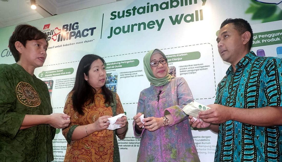 Kiri: Dirjen Pengelolaan Sampah Limbah dan B3 KLHK Vinda Damayanti Ansjar, Senior Vice President IAPMO Group Indonesia Shirley Dewi, Director of Corporate Communications PZ Cussons Indonesia Elly Mustrianita dan Head of Marketing PZ Cussons Indonesia Riza Arief Rahman saat peluncuran Cussons Baby Wipes Pure and Gentle di Jakarta, Rabu (10/5). PZ Cussons memperkenalkan Cussons Baby Wipes Pure and Gentle sebagai produk bayi pertama di Indonesia yang bersertifikat ekolabel dari KLHK. - JPNN.com