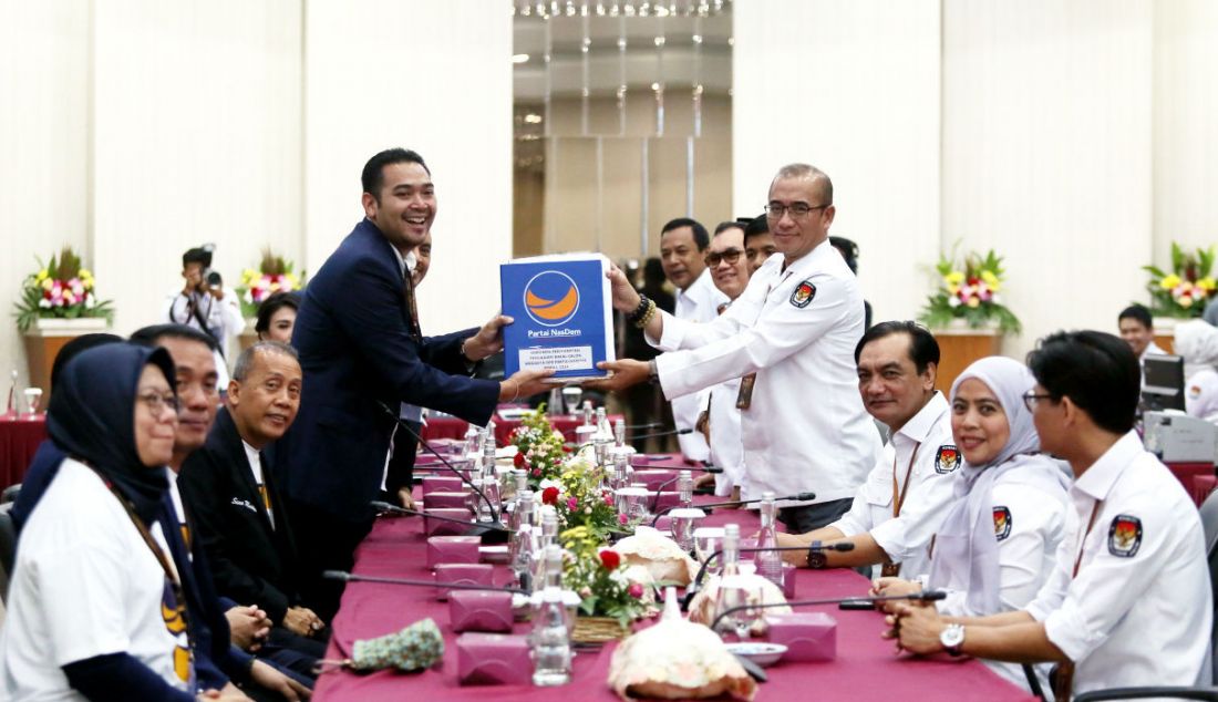 Ketua Bappilu Partai Nasdem Prananda Surya Paloh saat menyerahkan berkas Bakal Calon Anggota Legislatif dari Partai Nasdem kepada Ketua KPU RI Hasyim Asy'ari di Kantor KPU RI, Jakarta, Kamis (11/5). - JPNN.com