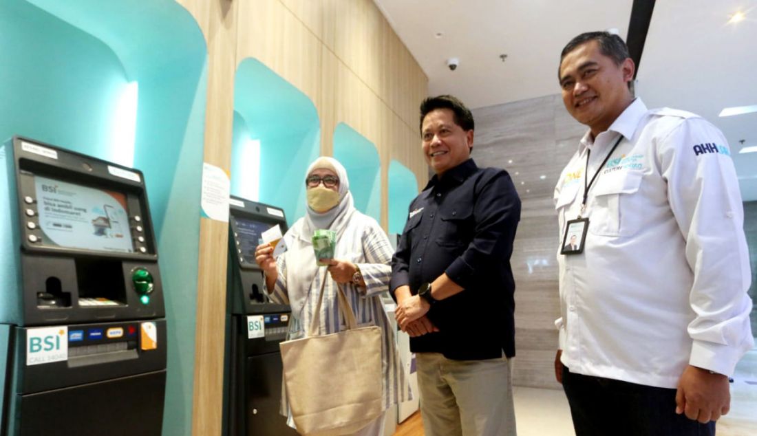 Direktur Utama Bank Syariah Indonesia (BSI) Hery Gunardi (berdiri di tengah) bersama Regional CEO BSI Jakarta 1 Deden Durachman (kemeja putih) berbincang dengan nasabah BSI di Gedung Wisma Mandiri I, Jakarta , Kamis (11/5). BSI menyampaikan bahwa layanannya untuk ATM antarbank telah kembali pulih dan bisa diakses nasabah melalui jaringan ATM Bersama, Jalin, PRIMA, Mandiri H2H, dan Visa. - JPNN.com