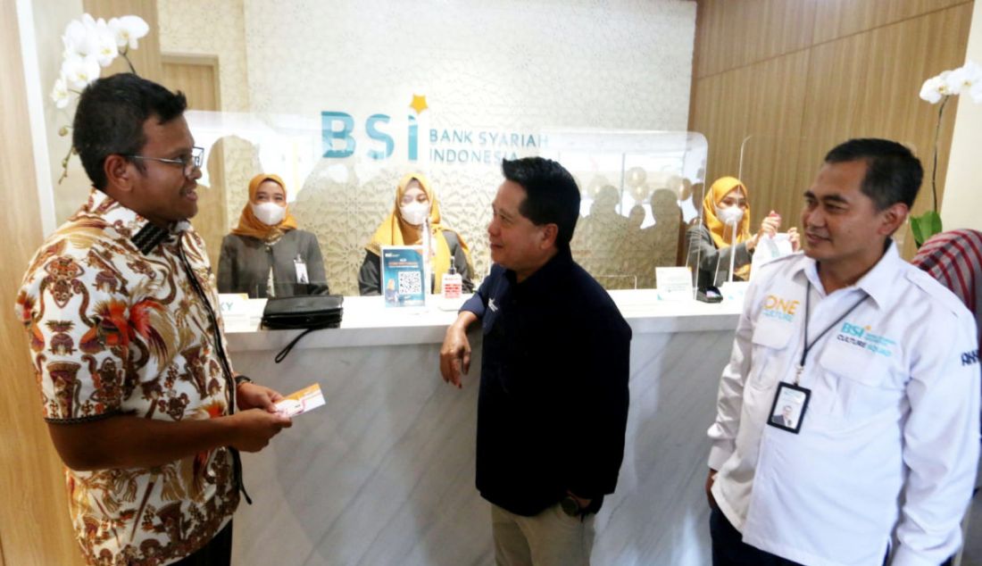 Direktur Utama Bank Syariah Indonesia (BSI) Hery Gunardi (berdiri di tengah) bersama Regional CEO BSI Jakarta 1 Deden Durachman (kemeja putih) berbincang dengan nasabah BSI di Gedung Wisma Mandiri I, Jakarta , Kamis (11/5). BSI menyampaikan bahwa layanannya untuk ATM antarbank telah kembali pulih dan bisa diakses nasabah melalui jaringan ATM Bersama, Jalin, PRIMA, Mandiri H2H, dan Visa. - JPNN.com