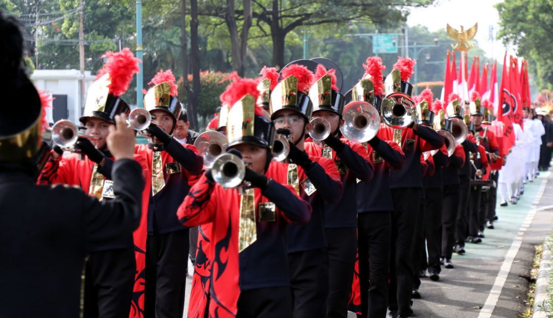 Rombongan PDIP saat pawai budaya menuju Gedung KPU untuk mengajukan bakal calon anggota DPR di Jakarta, Kamis (11/5). PDI Perjuangan mendaftarkan 580 bakal calon legislatif (Bacaleg) anggota DPR ke Komisi Pemilihan Umum (KPU). - JPNN.com