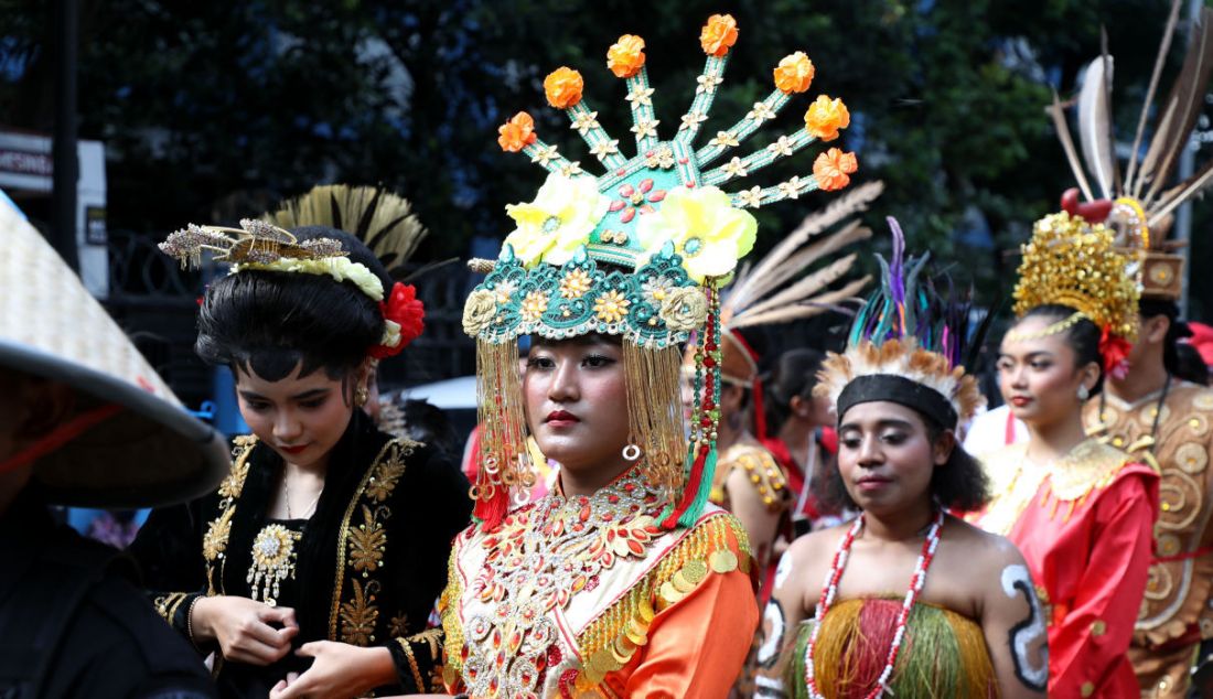 Rombongan PDIP saat pawai budaya menuju Gedung KPU untuk mengajukan bakal calon anggota DPR di Jakarta, Kamis (11/5). PDI Perjuangan mendaftarkan 580 bakal calon legislatif (Bacaleg) anggota DPR ke Komisi Pemilihan Umum (KPU). - JPNN.com