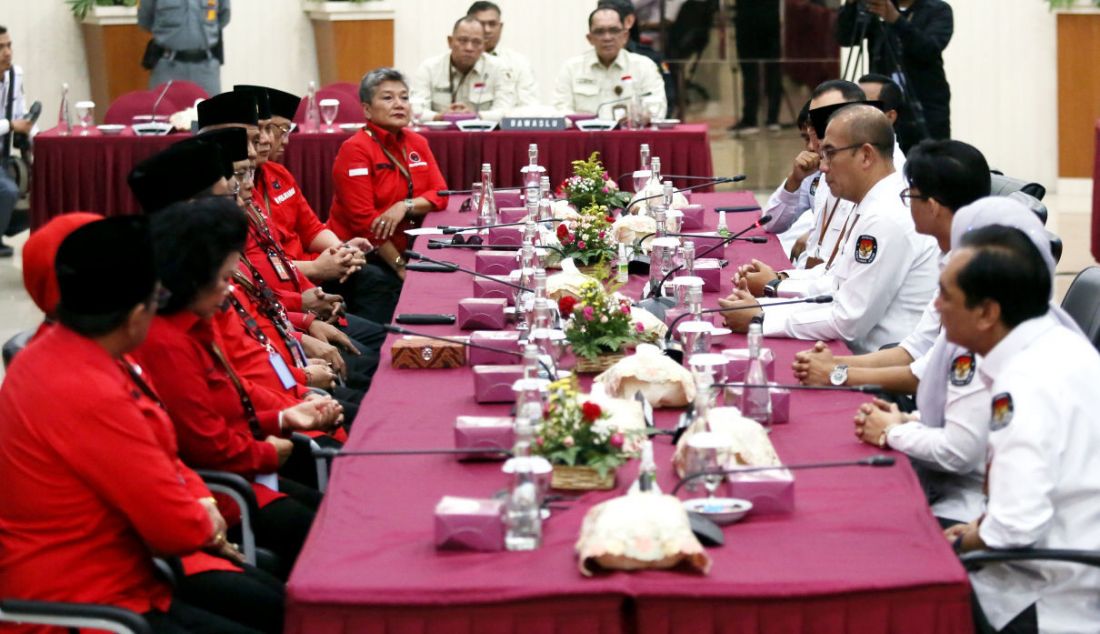 Sekjen PDIP Hasto Kristiyanto bersama jajaran DPP PDIP saat pendaftaran Bakal Calon Anggota Legislatif di Kantor KPU RI, Jakarta, Kamis (11/5). - JPNN.com